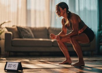 O treino para pernas e glúteos que cabe na rotina e fortalece coxas e quadril sem equipamentos