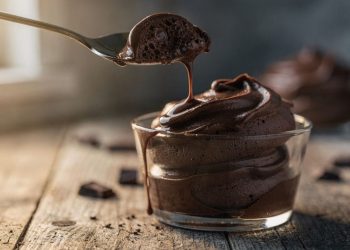 A mousse de chocolate cremosa que rende 10 porções e encanta na primeira colherada