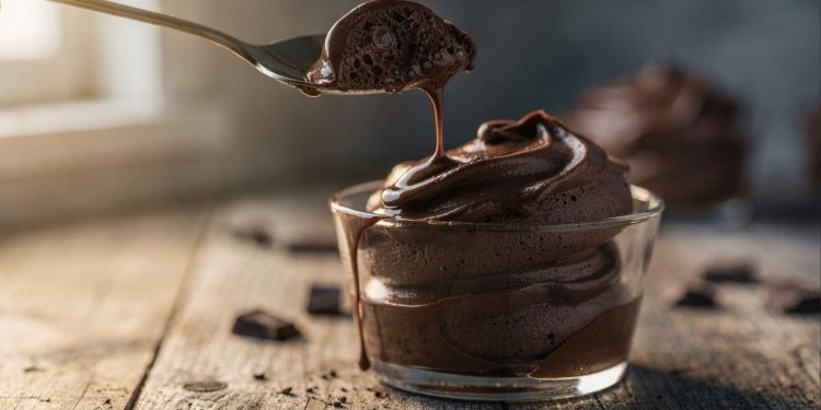 A mousse de chocolate cremosa que rende 10 porções e encanta na primeira colherada