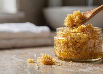 O esfoliante caseiro que renova a pele e deixa toque macio usando ingredientes simples