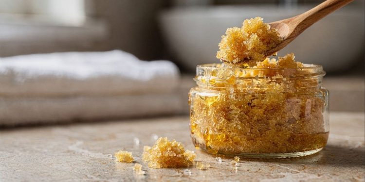 O esfoliante caseiro que renova a pele e deixa toque macio usando ingredientes simples
