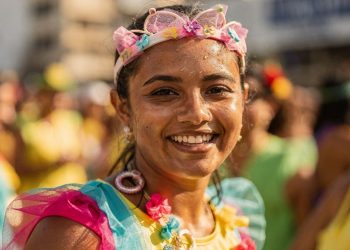 Como criar acessórios de Carnaval leves para o calor extremo sem perder o brilho
