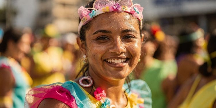 Como criar acessórios de Carnaval leves para o calor extremo sem perder o brilho