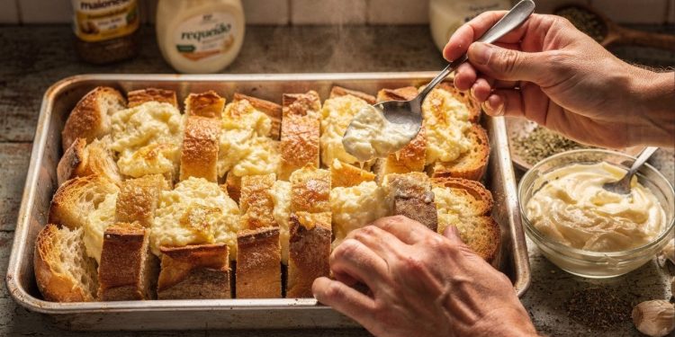 Como o creme de alho caseiro transforma pão simples em acompanhamento de churrasco