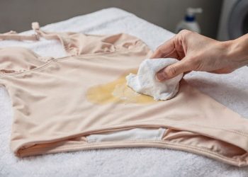 Truque caseiro com apenas 1 ingrediente tira manchas de protetor solar do biquíni, sem esforço