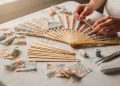 Como fazer um leque de tecido em casa com poucos materiais