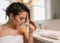 5 hábitos diários que acabam de vez com o frizz no cabelo, segundo especialistas