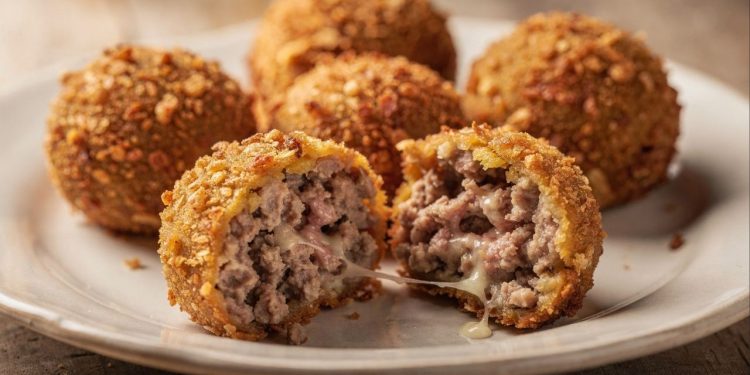 Receita de bolinho de carne moída prática com sabor de comida caseira