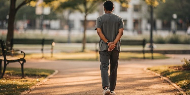 Se você costuma andar com as mãos atrás das costas, a psicologia revela um traço da sua mente que você nem imagina