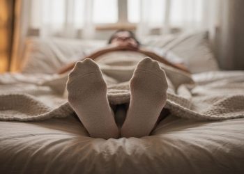 Estudos mostram por que dormir com meias faz você pegar no sono mais rápido