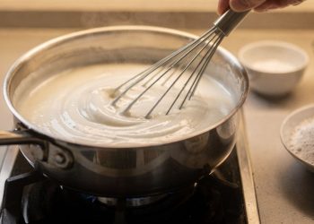 Esse molho branco simples muda massas, carnes e legumes do dia a dia