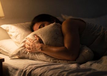 A psicologia explica por que sentimos tanta necessidade de dormir abraçados com o travesseiro