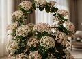 A flor-de-cera que parece feita de porcelana e deixa qualquer ambiente sofisticado