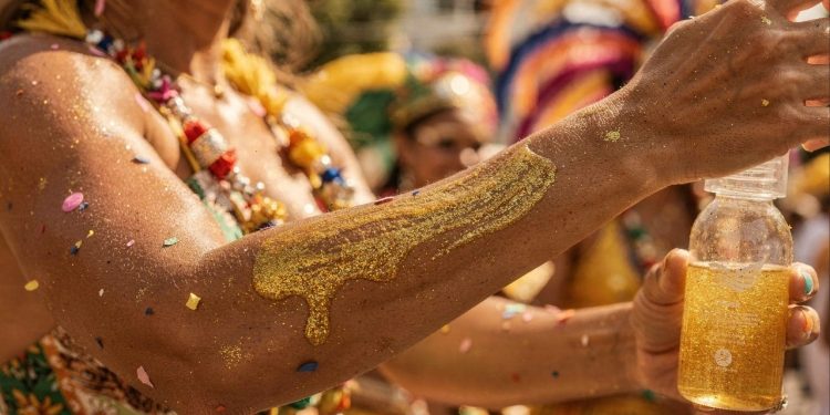 Macete simples e rápido para fazer gel corporal com glitter para Carnaval