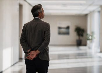 A psicologia explica por que algumas pessoas preferem andar com as mãos atrás das costas e o que isso significa