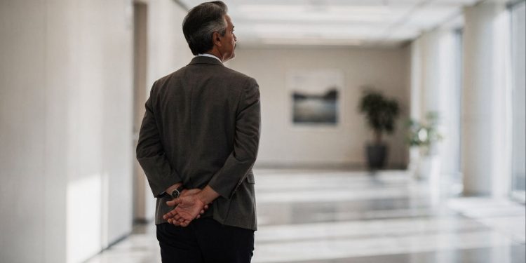 A psicologia explica por que algumas pessoas preferem andar com as mãos atrás das costas e o que isso significa