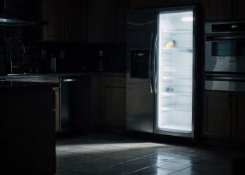 O que significa acordar com a geladeira fazendo estalos e por que o som aumenta à noite?