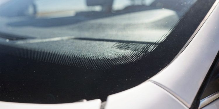 Você sabe para que servem os pontinhos no vidro do carro que parecem apenas enfeite?