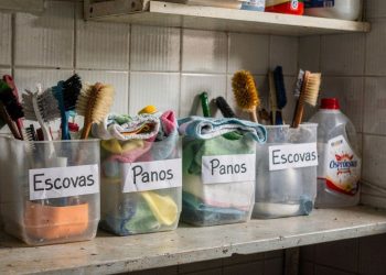 Como reaproveitar embalagens de produtos de limpeza já vazias de forma segura e criativa