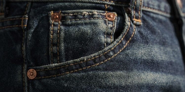 Os botões de metal nos jeans não são apenas enfeites e possuem uma função técnica crucial