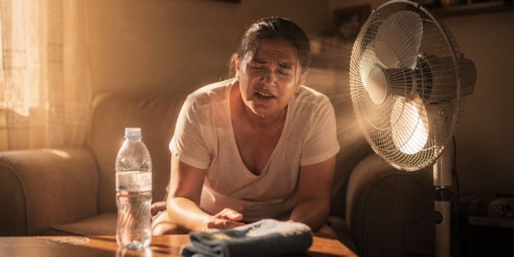 O calor chegou e a paciência acabou: o que realmente provoca o estresse no verão, segundo a psicologia?
