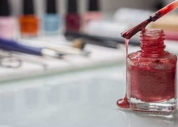 Esmalte grosso e pegajoso? Veja como manter a textura perfeita sem esforço