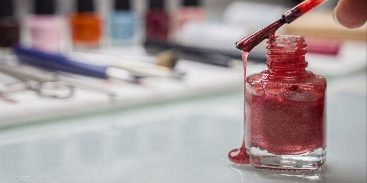 Esmalte grosso e pegajoso? Veja como manter a textura perfeita sem esforço