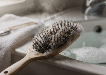 3 truques caseiros para limpar a escova de cabelo em 5 minutos e evitar cabelos oleosos