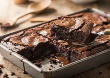 Como fazer brownie caseiro em menos de 30 minutos sem batedeira