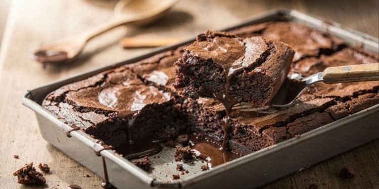 Como fazer brownie caseiro em menos de 30 minutos sem batedeira