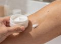 Esses 2 clareadores de axila de farmácia valem cada centavo, segundo dermatologistas