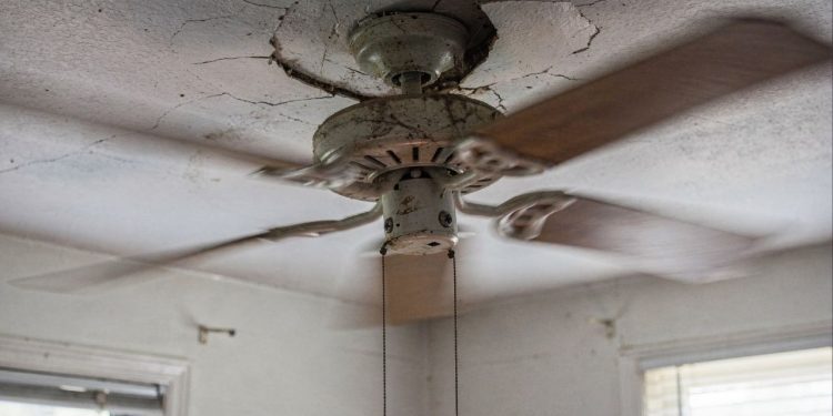 O que faz o ventilador de teto oscilar e quanto custa resolver