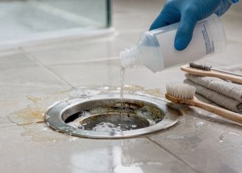 Água oxigenada no ralo do banheiro: para que serve e como usar?