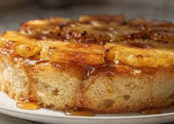 O passo a passo da torta de abacaxi invertida sem erros