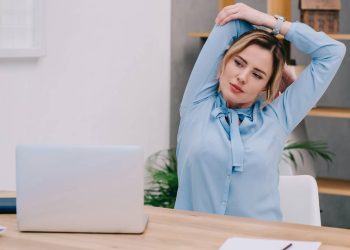 3 exercícios simples para aliviar a dor nas costas em casa para passa muitas horas sentado