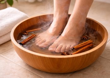 Lavar os pés com canela e água morna: por que podólogos recomendam?