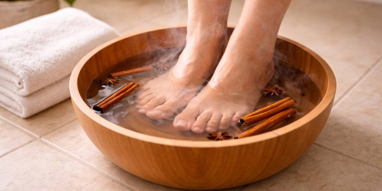 Lavar os pés com canela e água morna: por que podólogos recomendam?
