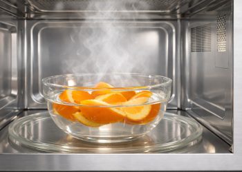 Colocar cascas de laranja no micro-ondas: para que serve esse truque que ganhou as donas de casa