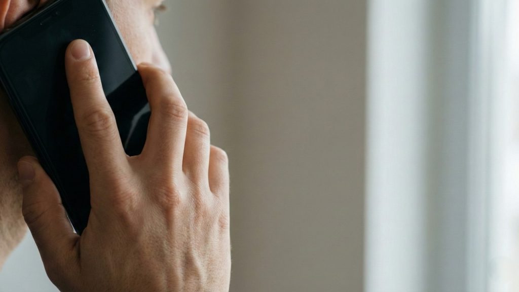 Por que falamos “alô” no telefone? A origem do hábito que veio com a invenção do aparelho