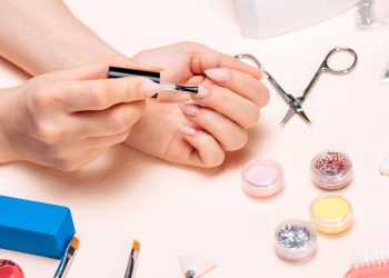 A ordem certa da esmaltação que faz o esmalte durar mais e ainda deixa as unhas com brilho de salão