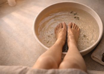 Um escalda-pés simples com água morna deixa os pés mais leves e a mente mais calma