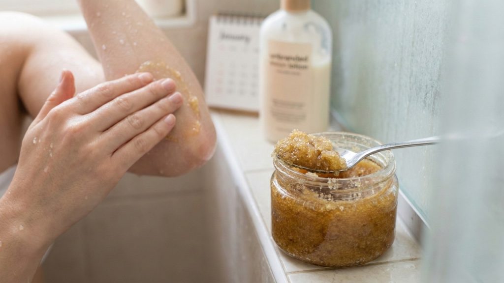 O esfoliante caseiro que renova a pele e deixa toque macio usando ingredientes simples
