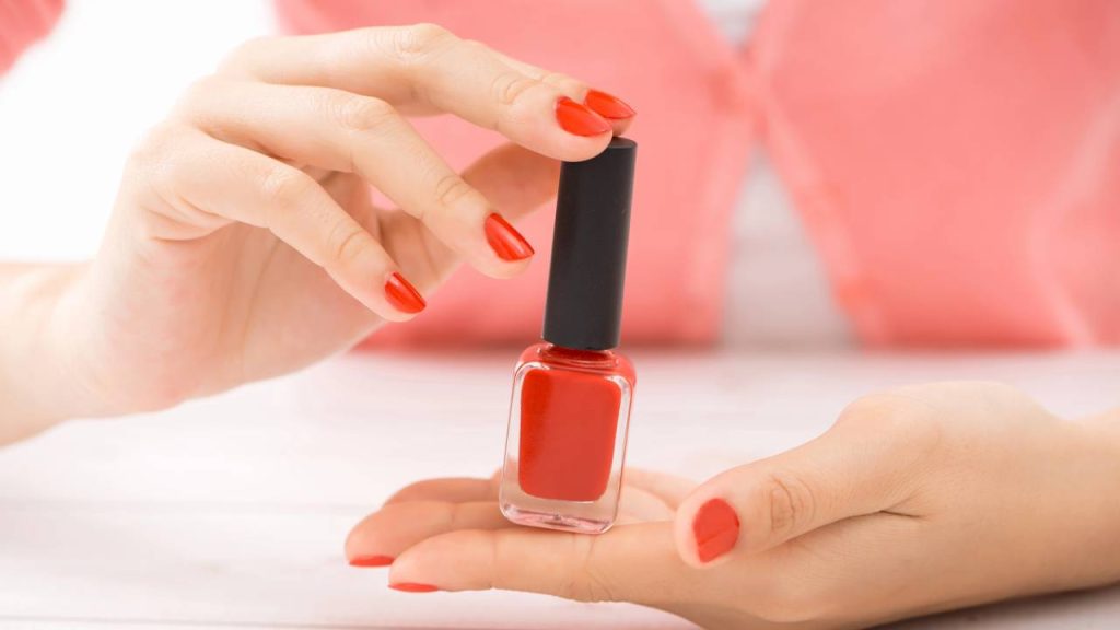 Você capricha na esmaltação e as bolinhas no esmalte surgem no final? Veja como corrigir