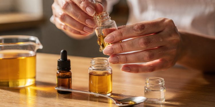 Para de sofrer com unhas fracas! Esse sérum caseiro deixa elas perfeitas em dias