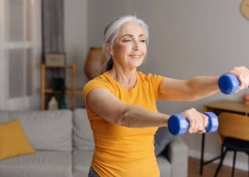Exercícios para idosos que ajudam a evitar dores e melhorar o humor com poucos minutos por dia