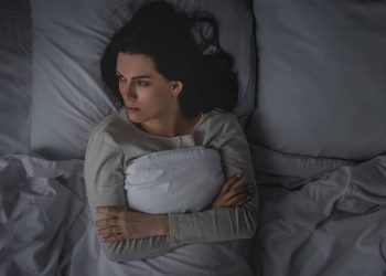 Quando o corpo quer dormir, mas a mente não para, isso pode revelar algo mais profundo em você