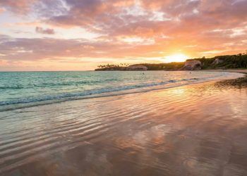 A cidade fundada em 1585 no ponto mais oriental das Américas é onde o sol nasce primeiro e a praia é uma das melhores do Brasil