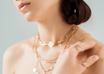 Saber se sua pele combina mais com prata ou dourado pode transformar o visual de forma sutil