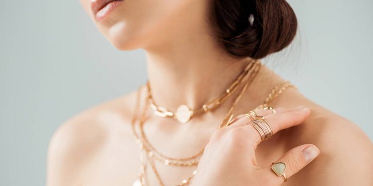 Saber se sua pele combina mais com prata ou dourado pode transformar o visual de forma sutil
