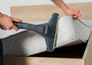 Quanto custa limpar estofados e colchões em casa sem contratar serviço profissional